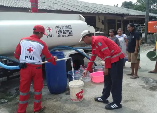 Petugas PMI Kota Depok mendistribusikan bantuan air bersih ke warga kekeringan di wilayah Kelurahan Kemirimuka, Kecamatan Beji. (Sumber: Dok. Istimewa)