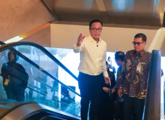 Potret BP BUMN sekaligus COO Danantara, Dony Oskaria (kiri). (Sumber: Istimewa)