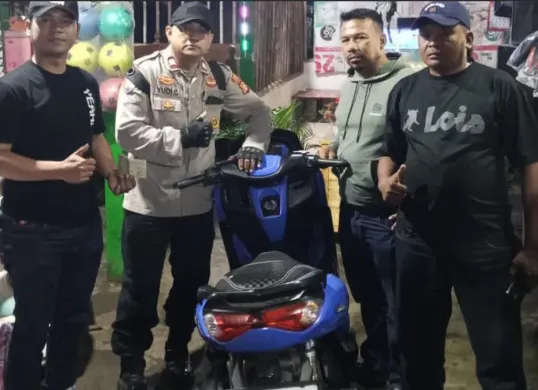 Petugas saat menyerahkan motor ke pada pemilik. (Sumber: Istimewa)