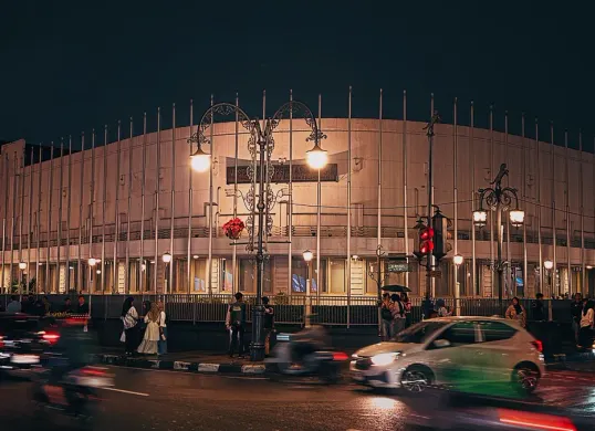 Kota Bandung saat malam hari. (Sumber: Pexels/Mada Riyanhadi)