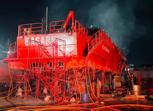 Sebuah kapal Basarnas, KN SAR Ramawijaya, terbakar saat berada di Galangan Muara Baru, Jakarta Utara, Rabu, 22 Juli 2026. (Sumber: Dok. Polda Metro Jaya)