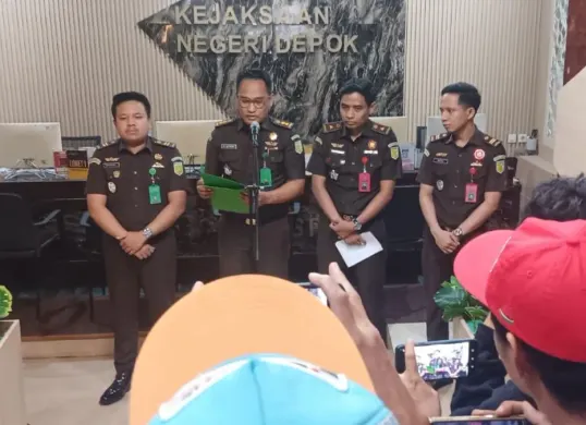 Kejari Depok tetapkan dua tersangka dalam kasus tindak pidana korupsi pengadaan pemancar siaran luar negeri di Kantor Pusat Lembaga Penyiaran Publik (LPP) Radio Republik Indonesia (RRI) Cimanggis, Kota Depok. (Sumber: Humas Kejari Depok)