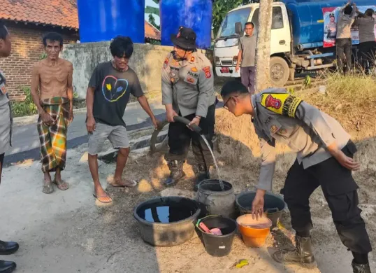 Penyaluran air bersih oleh Polda Banten di dua lokasi di Kota Cilegon. (Sumber: Humas Polda Banten)