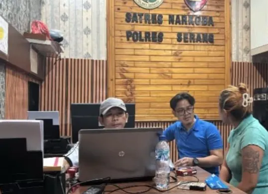 Tersangka EH menjalani pemeriksaan di Unit 2 Satresnarkoba Polres Serang. (Sumber: Satresnarkoba Polres Serang)