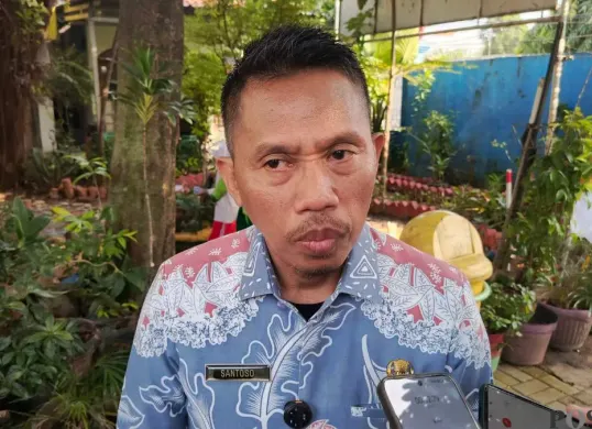 Kepala Suku Dinas Pendidikan Wilayah I Jaksel, Santoso ditemui di SDN Kebayoran Lama Selatan 09, Kamis, 23 Juli 2026. (Sumber: Poskota/Ali Mansur)
