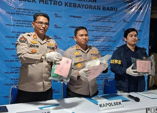 Gelar perkara kasus pencurian sepatu berantai di Mapolsek Metro Kebayoran Baru, Rabu, 22 Juli 2026. (Sumber: Poskota/Angga Pahlevi)