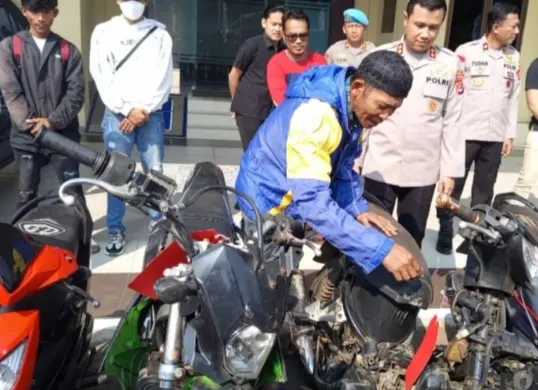 Kapolres Pandeglang saat menyerahkan sejumlah sepeda motor kepada pemilik sah dari hasil pengungkapan kasus curanmor. (Sumber: Poskota/Samsul Fatoni)