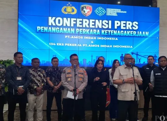 Polri dan Kemnaker memberikan keterangan pers terkait polemik PT Amos Indah Indonesia dengan 134 mantan pekerjanya di Bareskrim Polri, Jakarta Selatan, Kamis, 23 Juli 2026. (Sumber: Poskota/Ali Mansur)