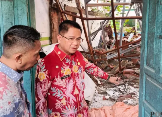 Wali Kota Jakarta Selatan Syafrin Liputo saat meninjau langsung kondisi bangunan SDN Kebayoran Lama 09 Pagi yang roboh dan terbengkalai, Kamis, 23 Juli 2026. (Sumber: Poskota/Ali Mansur)
