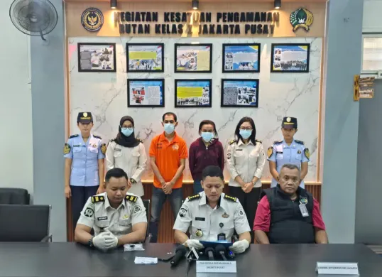 Petugas Rutan Kelas I Jakarta Pusat mengamankan barang bukti dua paket diduga sabu yang ditemukan saat pemeriksaan terhadap seorang pengunjung di area Pintu Utama (P2U), Rabu (22/7/2026). (Sumber: Istimewa)