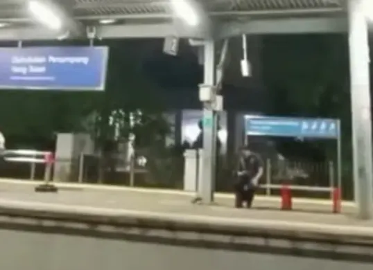 Viral rekaman suara game mobile Legends terdengar di Stasiun Pasar Minggu, Jakarta Selatan. (Sumber: Instagram/@infojktku)