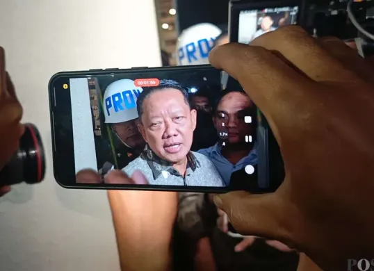 Mantan Jampidsus Kejagung, Febrie Adriansyah sebelum menaiki mobil tahanan di gedung Kejagung, Jakarta Selatan, Jumat, 24 Juli 2026. (Sumber: Poskota/Ali Mansur)
