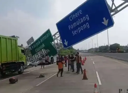 Sebuah dump truk menabrak rambu penunjuk arah di Jalan Tol Cijago KM 39+400 arah Limo, Jumat, 24 Juli 2026. (Sumber: Poskota/Ali Mansur)
