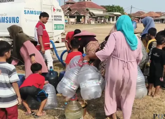 Warga Desa Kosambi Dalam, Kecamatan Mekar Baru, Kabupaten Tangerang saat mengantre air bersih. (Sumber: Poskota/Veronica)