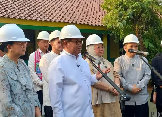 Gubernur Jakarta, Pramono Anung menyampaikan rencana renovasi sekolah rusak di SDN Kebayoran Lama Selatan 09, Jumat, 24 Juli 2026. (Sumber: Poskota/Ali Mansur)