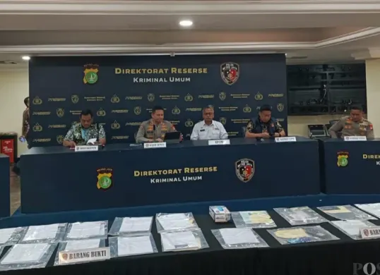 Konferensi pers Ditreskrimum Polda Metro Jaya terkait jaringan tindak pidana perdagangan orang (TPPO) dengan modus menawarkan pekerjaan ART di Turki, di Mapolda Metro Jaya, Jakarta Selatan. (Sumber: Poskota/ Ali Mansur)