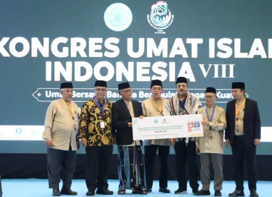 Penyaluran beasiswa oleh Baznas RI bagi mahasiswa Palestina yang ada di Indonesia. (Sumber: Istimewa)