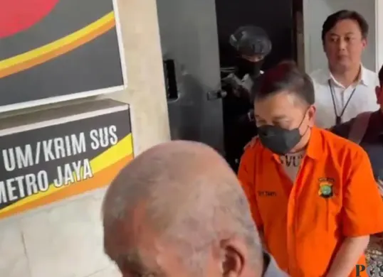 Tersangka kasus tindak pidana pencucian uang (TPPU), Don Ritto di Polda Metro Jaya sebelum diserahkan ke Kejaksaan Agung, pada Jumat, 17 Juli 2026. (Sumber: Poskota/ Ali Mansur)