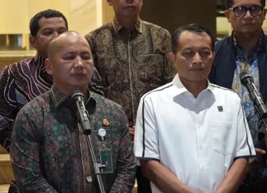 Jaksa Agung Muda Pengawasan (Jamwas) Rudi Margono yang juga sekaligus Koordinator Tim Sembilan saat memberikan keterangan pers di Gedung Kejaksaan Agung, Jakarta Selatan, Jumat, 24 Juli 2026 malam. (Sumber: Kejagung)