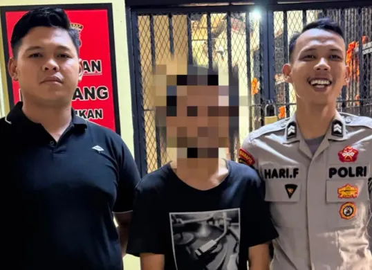 Tersangka pengedar narkoba saat akan dijebloskan ke dalam penjara. (Sumber: Satresnarkoba Polres Serang)