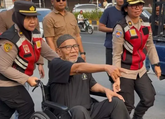Kakek Pandih mendatangi Polres Metro Tangerang Kota untuk mendesak laporan terkait konflik lahan di di RT 02/RW 02, Kelurahan Kunciran Jaya, Kecamatan Pinang, segera dituntaskan, Jumat, 24 Juli 2026. (Sumber: Dok. Istimewa)