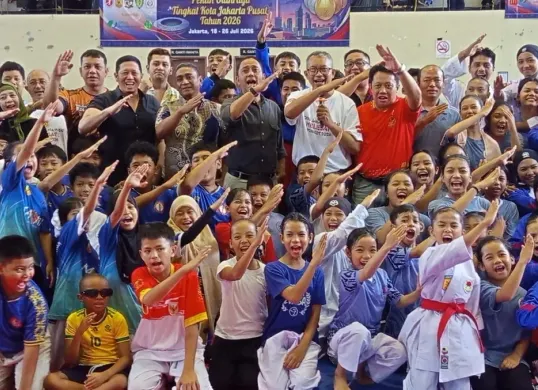 Ratusan karateka berlaga pada Kejuaraan Karate Porkot Jakarta Pusat 2026 di GOR Benhil, Tanah Abang, Sabtu (25/7/2026). (Sumber: Istimewa)