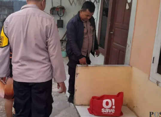 Bayi laki-laki ditemukan terlantar di depan rumah Kampung Kelapa RT 04/RW 02, Desa Rawa Panjang, Kecamatan Bojonggede, Kabupaten Bogor, Minggu, 26 Juli 2026. (Sumber: Poskota/Angga Pahlevi)