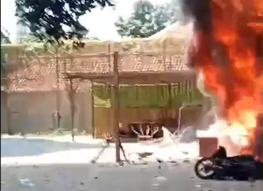 Bentrokan antarwarga di Jalan Tambak, Menteng, Jakarta Pusat, hingga membakar bangunan, Minggu (26/7/2026). (Sumber: Istimewa)