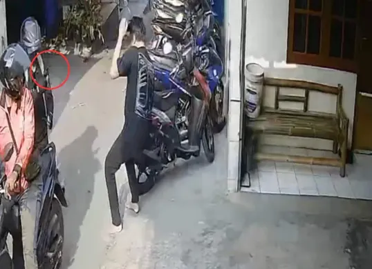 Pelaku curanmor menodongkan senpi ke arah warga di Jalan H. Kimun RT 02/RW 01, Kelurahan Sukatani, Kecamatan Tapos, Kota Depok, Sabtu, 25 Juli 2026. (Sumber: Dok. Istimewa)
