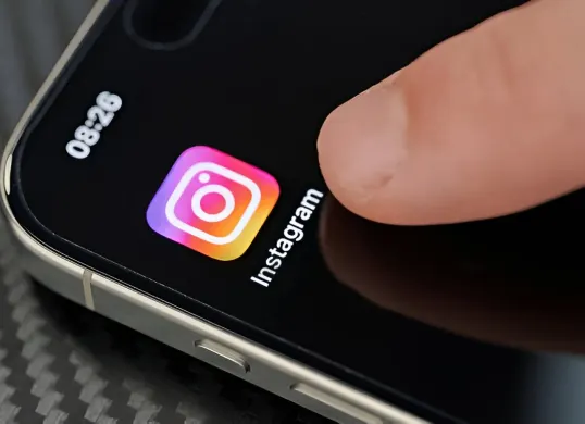 Angka 012486 kembali viral di TikTok setelah muncul dalam permainan kode pager di Run BTS! Episode 136. Kode ini memiliki makna romantis, yakni "aku mencintaimu selamanya. (Sumber: Wikimedia Commons)