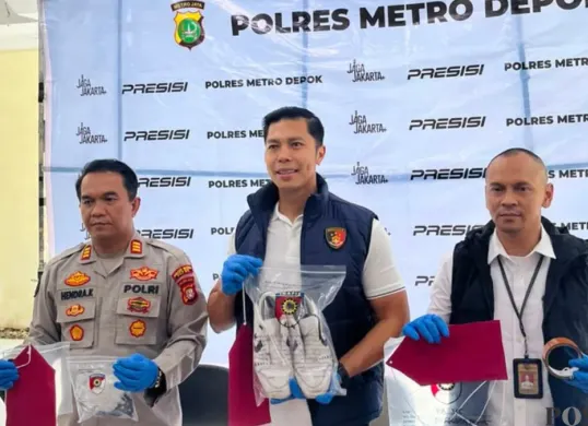 Gelar perkara kasus pemerasan dan penganiayaan lewat aplikasi kencan di Mapolres Metro Depok. (Sumber: Poskota/Angga Pahlevi)
