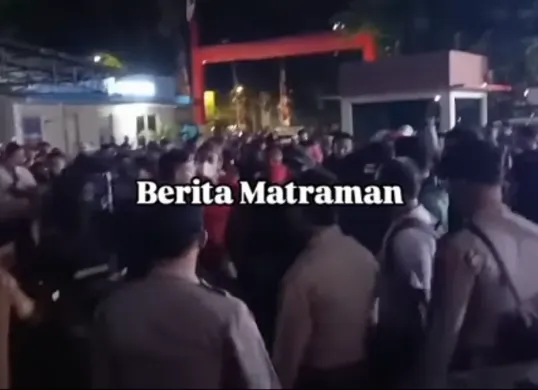 Bentrok jalan tambak. (Sumber: tangkap layar@beritamatraman)
