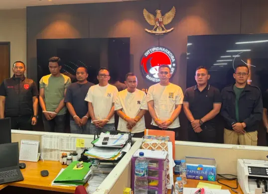 Bareskrim Polri menyerahkan enam personel Polres Tangerang Selatan yang diduga terlibat penyalahgunaan narkotika jenis etomidate kepada Subdirektorat Paminal Bidang Propam Polda Metro Jaya. (Sumber: Mabes Polri)