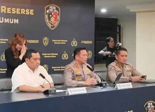 Ditreskrimum Polda Metro Jaya, Kombes Iman Imanuddin saat konferensi pers di Mapolda Metro Jaya, Jakarta Selatan, Senin, 27 Juli 2026. (Sumber: Poskota/Ali Mansur)