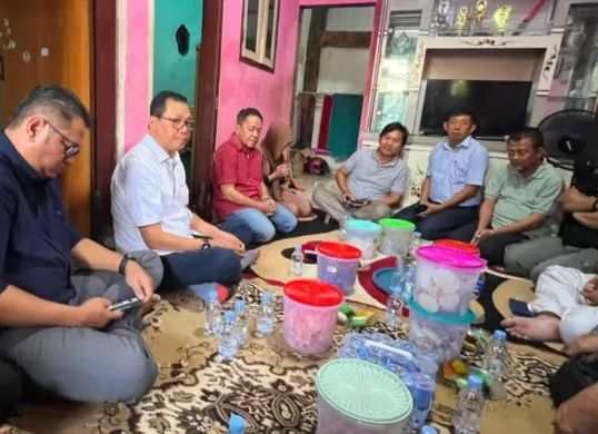 Direksi PJT II berkunjung ke rumah sekuriti yang tewas diduga dibunuh di Waduk Jatiluhur, Kabupaten Purwakarta, Minggu, 26 Juli 2026. (Sumber: Dok. Istimewa)