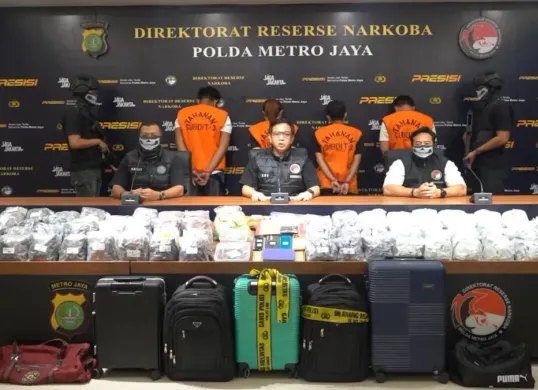Polda Metro Jaya pamerkan ribuan cartridge berisi cairan Etomidate serta empat tersangka. (Sumber: Polda Metro Jaya)