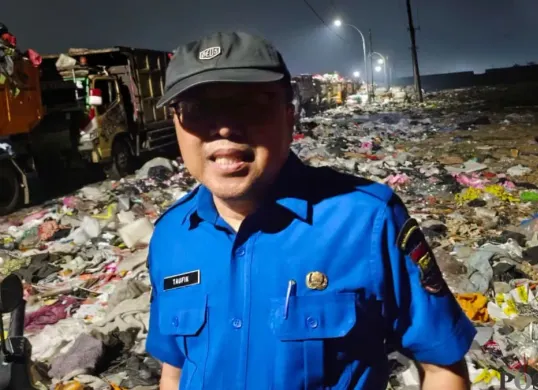 Kepala BPBD Kabupaten Tangerang, Achmad Taufik memperingatkan denda bagi pembakar sampah sembarangan. (Sumber: Poskota/Veronica Prasetio)