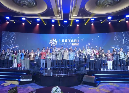 Telkom meraih Lestari Award 2026 pada kategori Talent Management yang diserahkan langsung oleh Menko Infrastruktur dan Pembangunan Kewilayahan AHY. (Sumber: Dok. Telkom)
