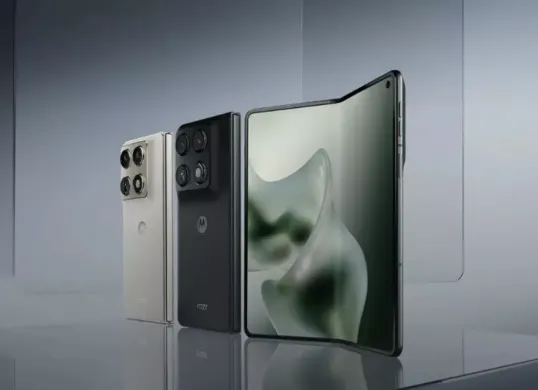 Motorola Razr Fold hadir dengan desain lipat premium, layar luas, baterai 6.000 mAh, serta performa Snapdragon 8 Gen 5 yang menjadikannya salah satu smartphone foldable terbaik tahun 2026. (Sumber: Motorola)