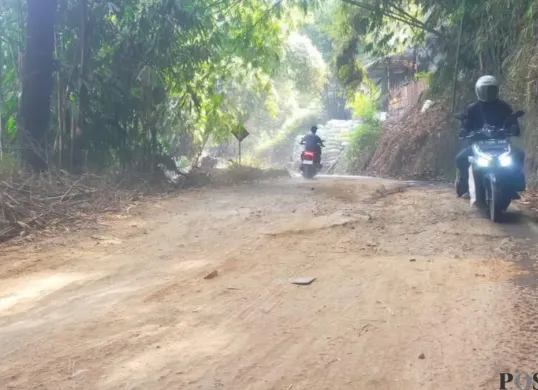 Kondisi jalan di Kampung Cimeta, Desa Pasirlangu, Kecamatan Cisarua, Kabupaten Bandung Barat. (Sumber: Poskota/Gatot Poedji Utomo)