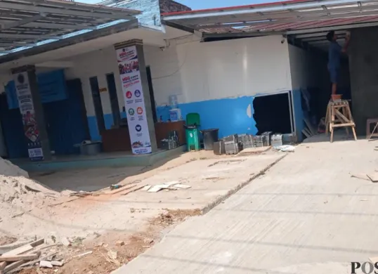 Gedung SPPG Labuan 3 di Pandeglang saat dilakukan renovasi. (Sumber: Poskota/Samsul Fatoni)