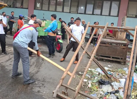 Lapak pedagang di Pasar Cisalak, Kota Depok yang berdiri di fasos fasum dibongkar, Rabu, 29 Juli 2026. (Sumber: Poskota/ Angga Pahlevi)