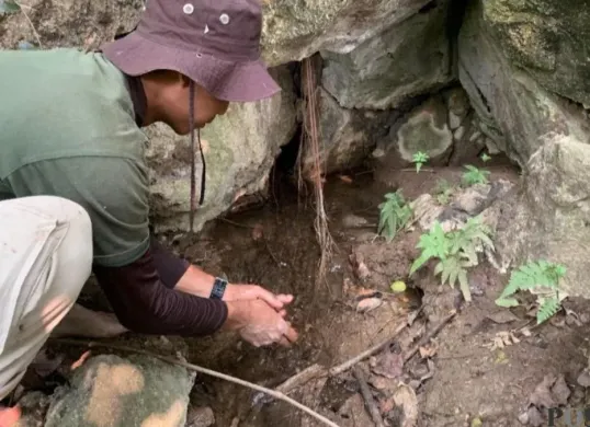 Salah satu lokasi mata air Cisaladah di pegunungan Guha Leuweung Hideung, Kecamatan Cipatat, Kabupaten Bandung Barat. (Sumber: Poskota/Gatot Poedji Utomo)