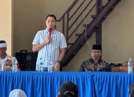 Anggota DPRD Jawa Barat, Abdul Karim, saat kegiatan menyerap aspirasi dari tokoh-tokoh masyarakat yang digelar di Aula Desa Ciherang, Kecamatan Karangtengah, Kabupaten Cianjur. (Sumber: Istimewa)