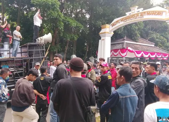 Forum Ormas-LSM se-Kota Cimahi mengepung kantor Wali Kota Cimahi di Jalan Demang Hardjakusumah, Kamis, 30 Juli 2026. (Sumber: Poskota/Gatot Poedji Utomo)