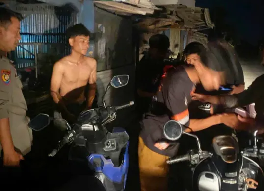 Petugas tengah melakukan pemeriksaan terhadap warga yang sedang nongkrong. (Sumber: Humas Polres Serang)