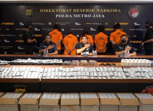 Direktorat Reserse Narkoba Polda Metro Jaya membongkar praktik peredaran ilegal obat keras daftar G yang diduga dikendalikan sebuah sindikat di kawasan Kebon Kacang, Tanah Abang, Jakarta Pusat. (Sumber: Polda Metro Jaya)