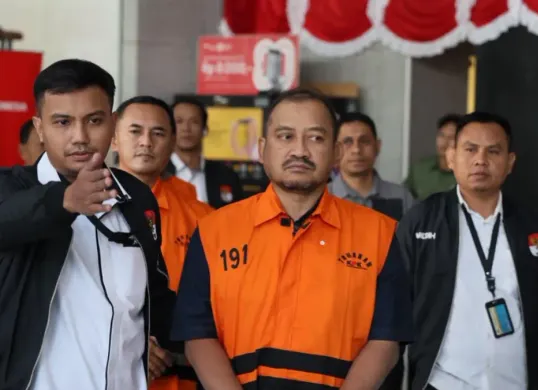 Bupati Pemalang Anom Widiyantoro mengenakan rompi tahanan Komisi Pemberantasan Korupsi (KPK) setelah terjaring dalam Operasi Tangkap Tangan (OTT). (Sumber: KPK)