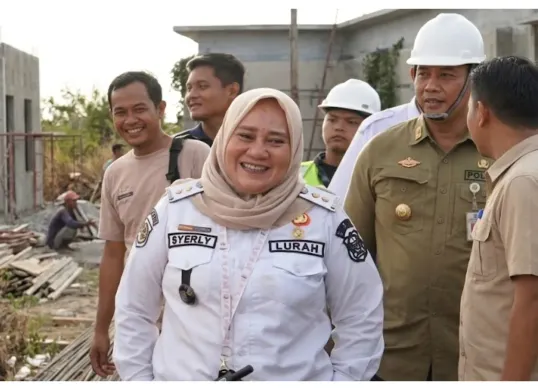 Lurah Paya Pasir, Kota Medan, Syerly, yang viral karena celetukkannya ke warga. (Sumber: X/@doiiva)