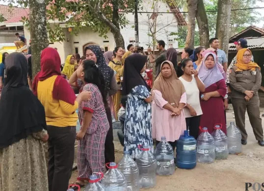 Warga Desa Margasari, Kecamatan Tigaraksa saat mengantre pembagian air bersih. (Sumber: Poskota/Veronica)